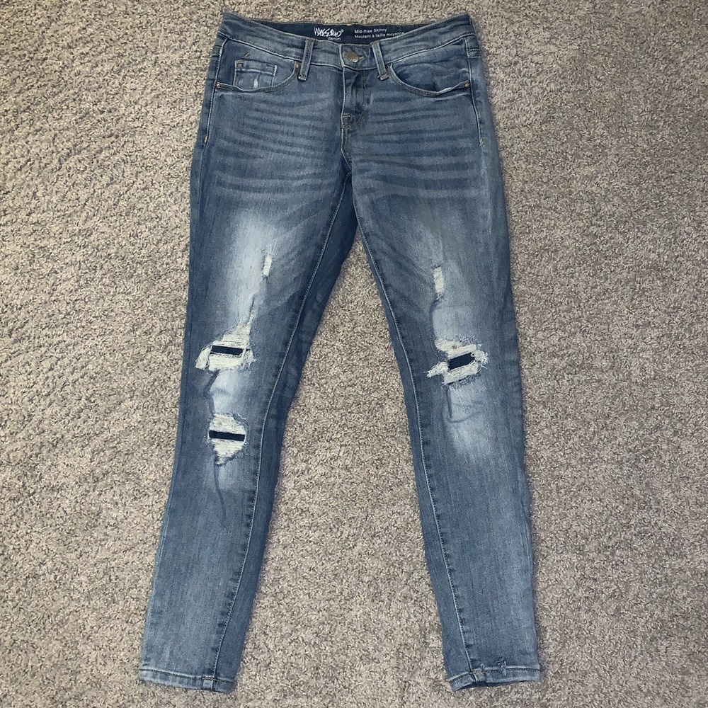 Distressed skinny jeans